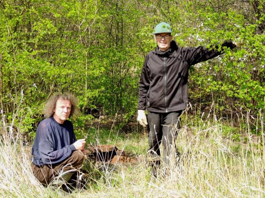 Asbjørn Hillestoft og Mogens Aarsleff ved brønden i østenden af Ellemosen 29. april 2018. Fot. Asbjørn Hillestoft