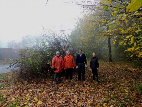 Helle Øelund, Bente Nielsen, Mogens Aarsleff og Kitt Ginnerskov ved frilægning af dobbeltdiget 1. nov. 2014. Fot. Asbjørn Hillestoft.