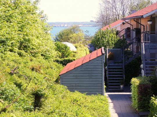 Kig til Øresund og Meulenborg Park fra sti i Meulenborgskoven 12. maj 2016. Fot. Asbjørn Hillestoft.