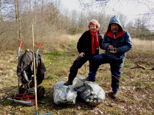 Agneta Hansen og Thomas Larsen på affaldsindsamling ved den store Sneglehøj-sø 25. marts 2017. Fot. Asbjørn Hillestoft.